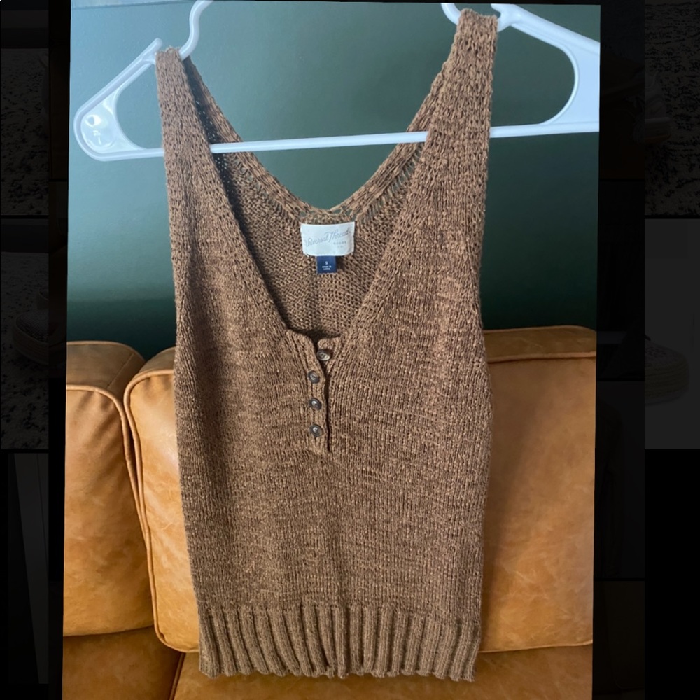 Universal thread sleeveless top